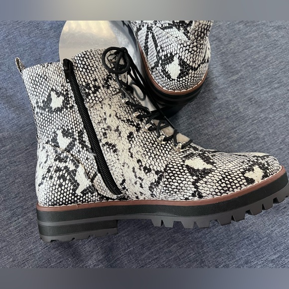 CROWN & IVY Women’s Boots Black & White Snake Print with Sherpa Lining NWOT Sz 7 - Picture 4 of 16